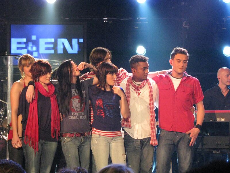 Michael Lascar mit anderen Musikerinnen und Musikern Arm in Arm auf der Bühne